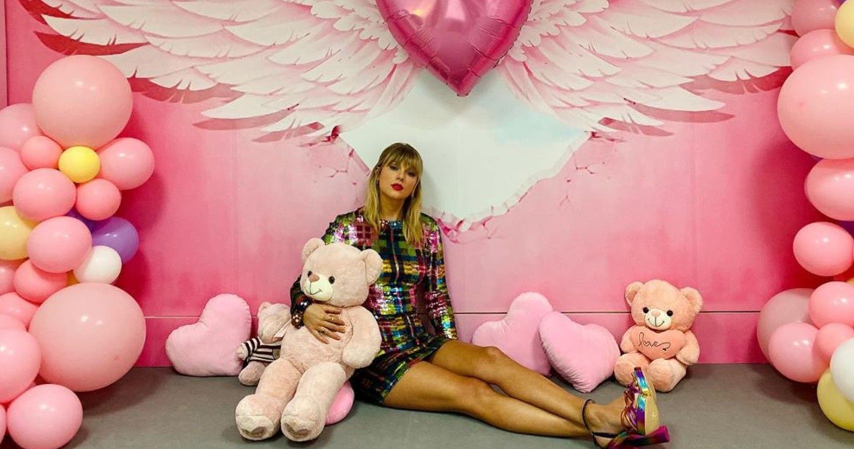 Taylor Swift Height, Bio, & Facts | Moms.com